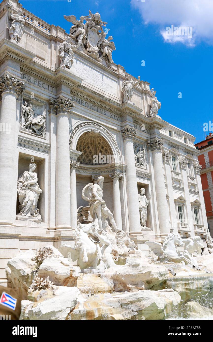 Der Trevi-Brunnen von der linken Seite an einem sonnigen Tag in Rom, Italien Stockfoto