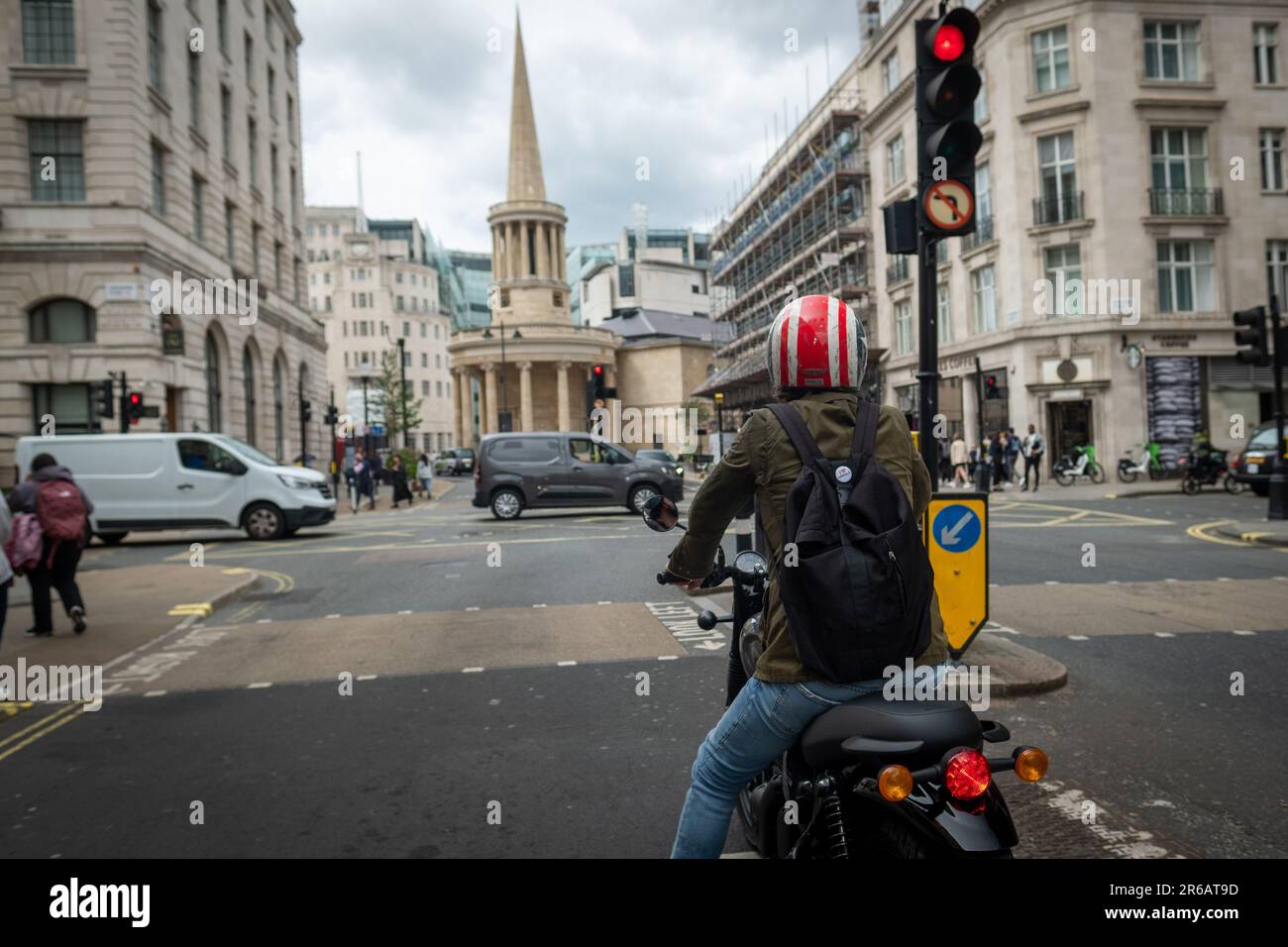 London - Mai 2023: Ein Motorradfahrer, der im Zentrum Londons auf der Regent Street in der Nähe des BBC-Gebäudes am Langham Place fährt Stockfoto