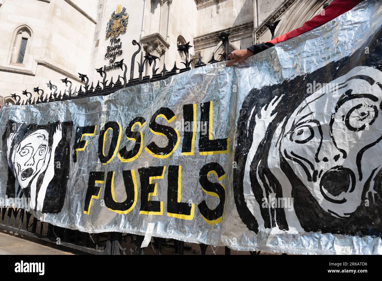 London, Großbritannien. 8. Juni 2023. Ein Banner für fossile Brennstoffe, das Edvard Munch's „The Scream“ darstellt, wird vor den königlichen Gerichten als Gegner eines vorgeschlagenen Plans für die Gasbohrungen bei der Rallye in Surrey zu Beginn einer gerichtlichen Prüfung des Antrags angezeigt. Zu den vorgebrachten Einwänden gehören die Emission von Treibhausgasen und die Nähe des Standorts zu einem Gebiet herausragender natürlicher Schönheit (AONB). Kredit: Ron Fassbender/Alamy Live News Stockfoto