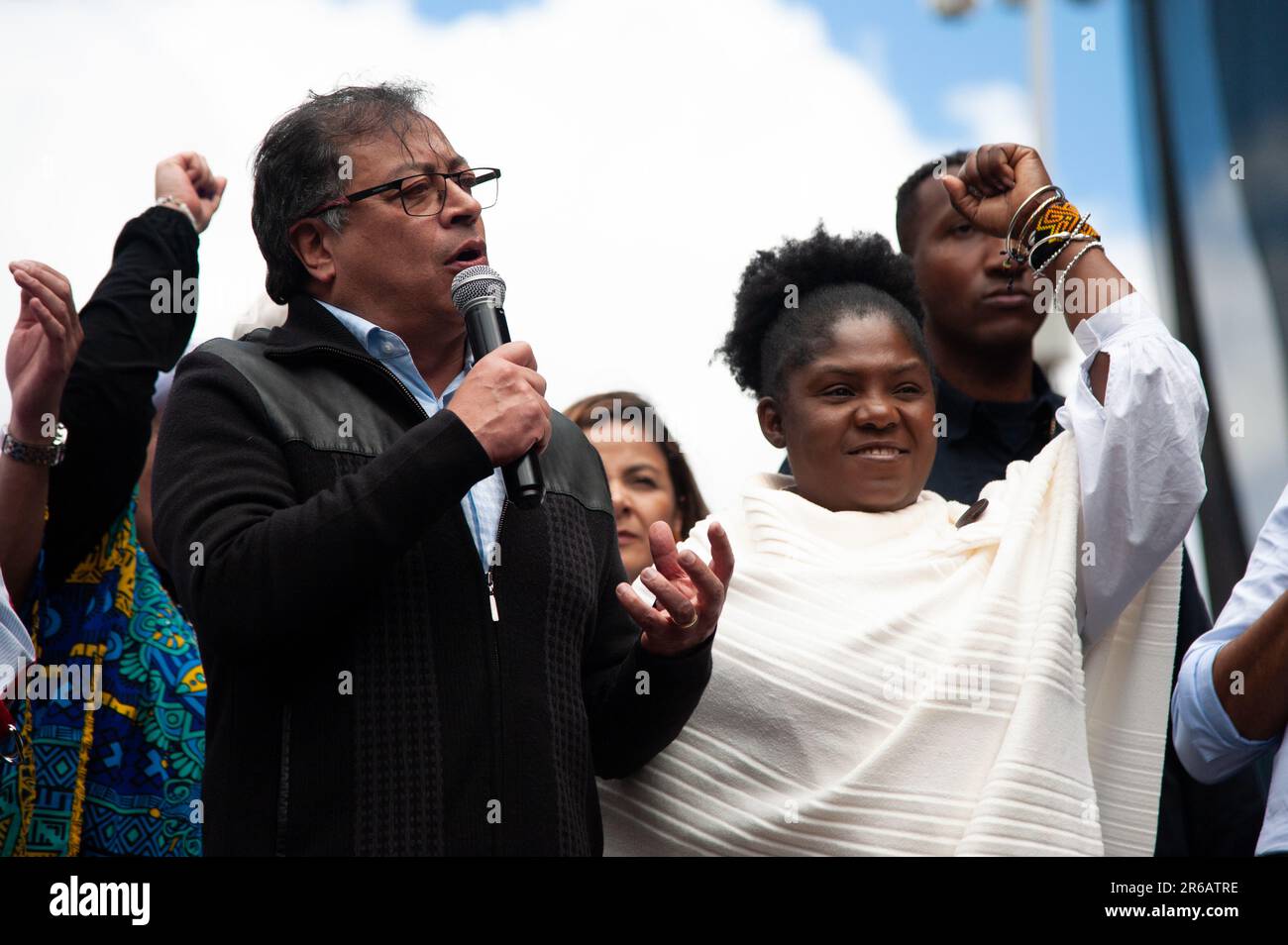 Der kolumbianische Präsident Gustavo Petro (L) hält während der Demonstrationen zur Unterstützung der Co eine Rede mit der kolumbianischen Vizepräsidentin Francia Marquez (R) Stockfoto