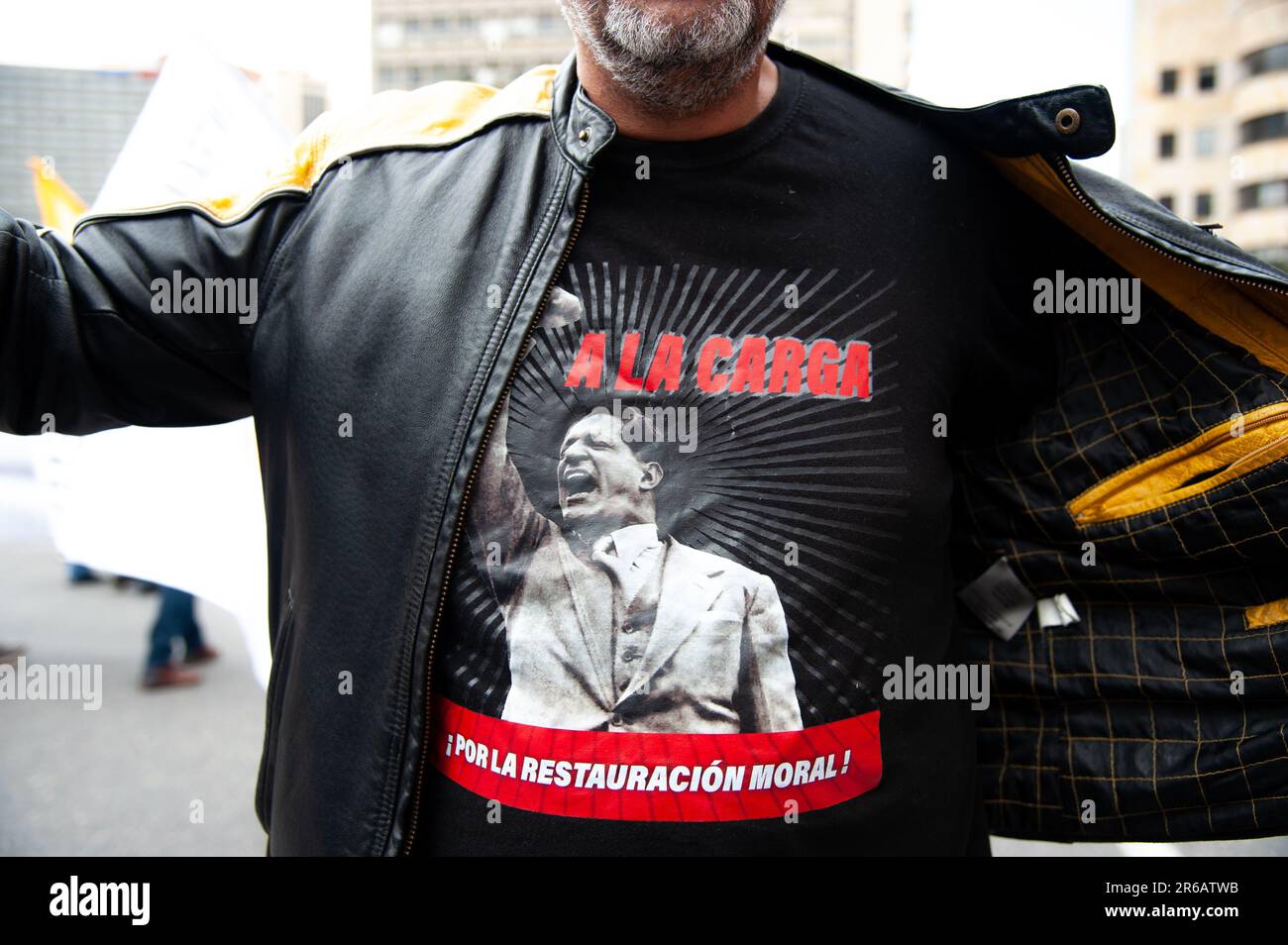 Ein Demonstrante trägt während der Demonstrationen zur Unterstützung der kolumbianischen Sozialreformen in Bogota, Kolumbien, ein Jorge Eliecer Gaitan Shirt Stockfoto