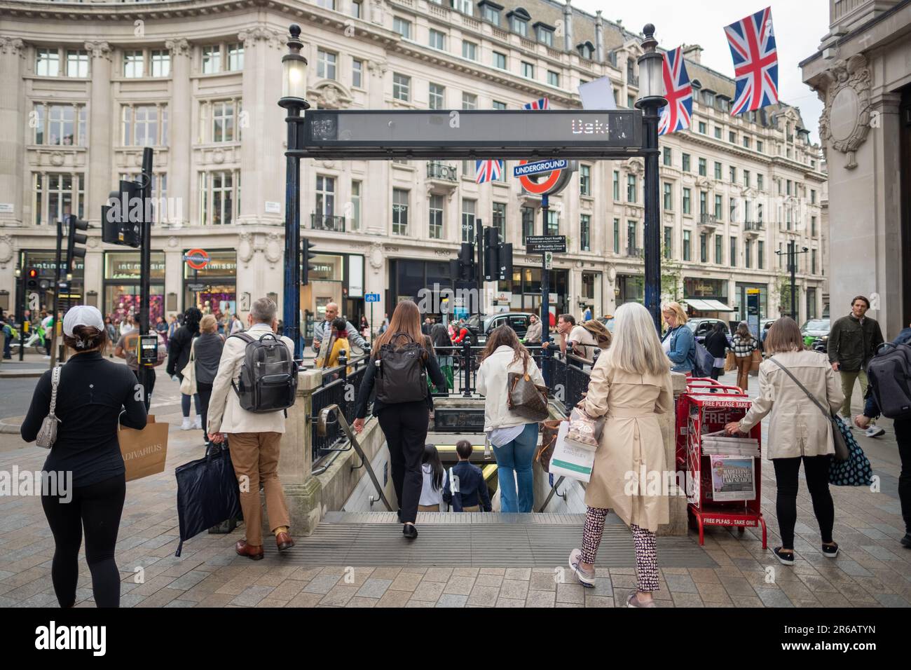 London - Mai 2023: Einkaufsbummel auf der Oxford Street, einem Wahrzeichen der High Street und berühmtem Einkaufsziel im West End Stockfoto