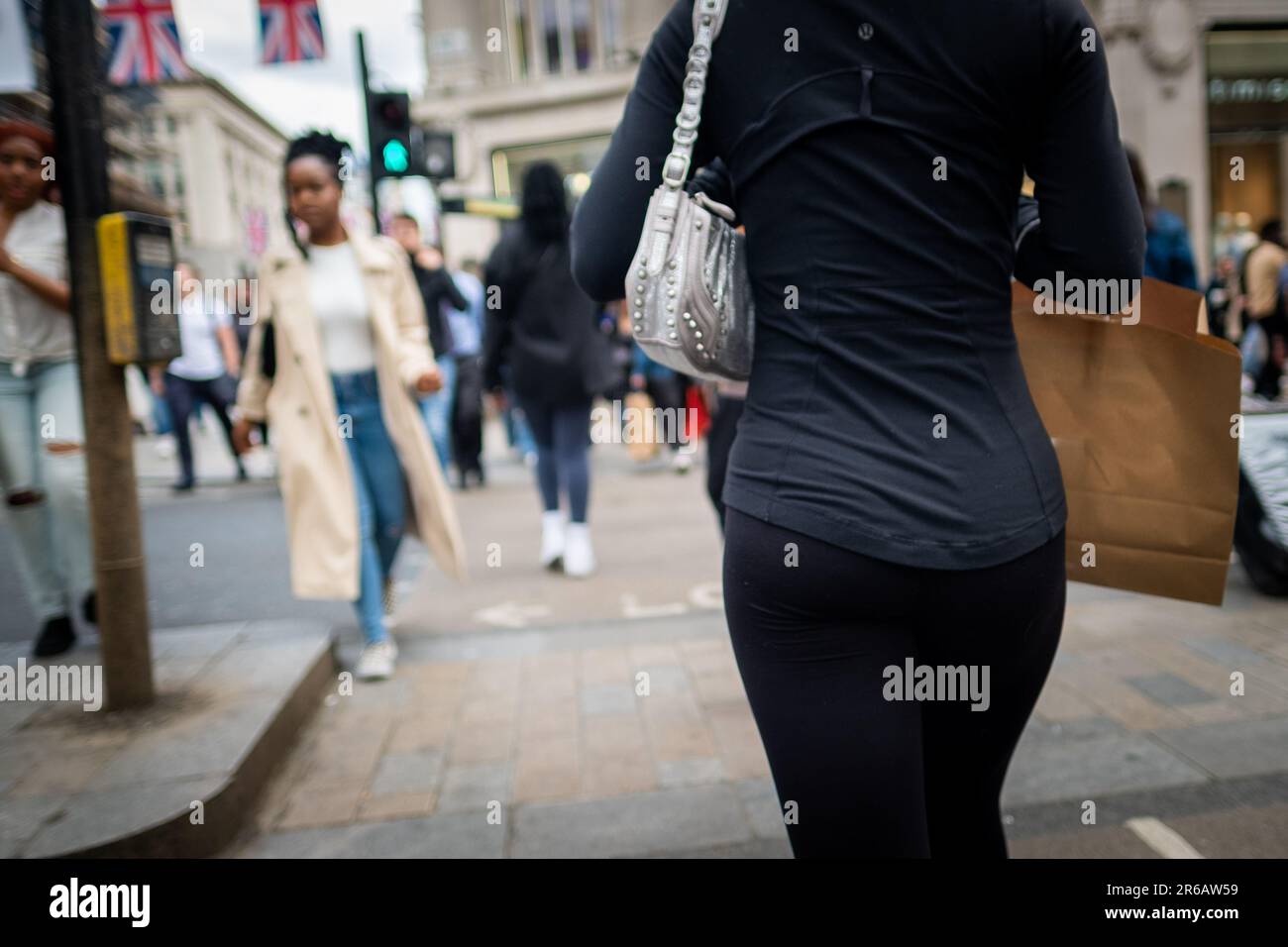 London - Mai 2023: Einkaufsbummel auf der Oxford Street, einem Wahrzeichen der High Street und berühmtem Einkaufsziel im West End Stockfoto