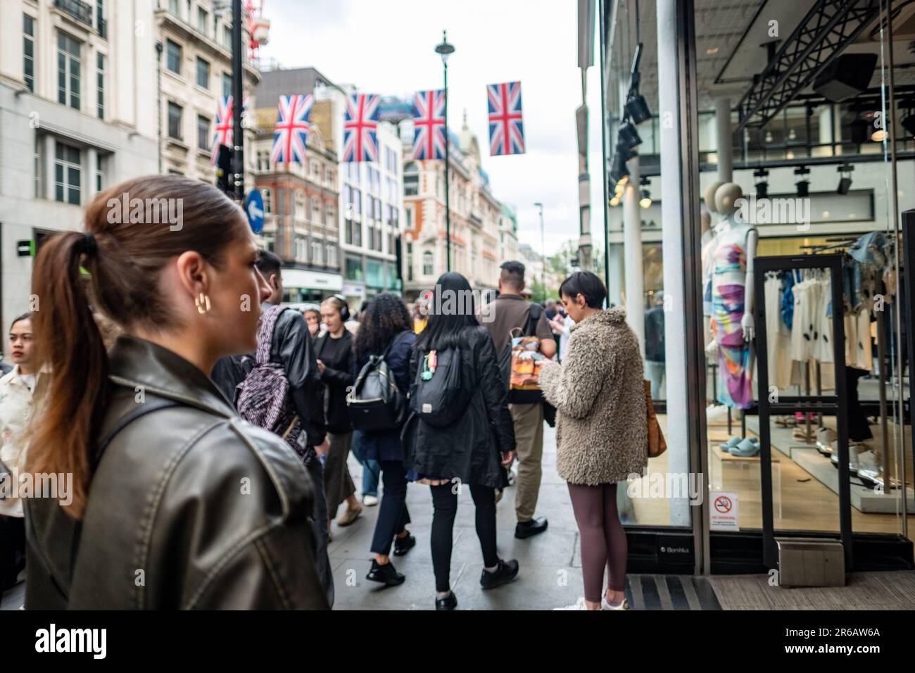 London - Mai 2023: Einkaufsbummel auf der Oxford Street, einem Wahrzeichen der High Street und berühmtem Einkaufsziel im West End Stockfoto