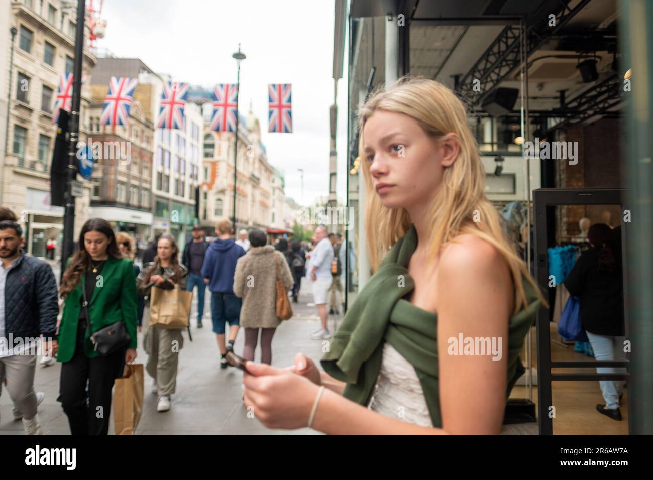 London - Mai 2023: Einkaufsbummel auf der Oxford Street, einem Wahrzeichen der High Street und berühmtem Einkaufsziel im West End Stockfoto
