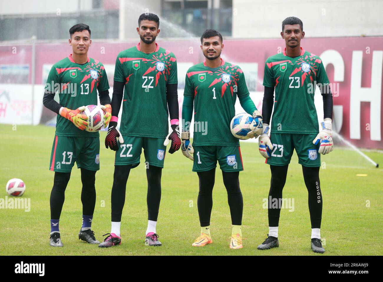 Bangladesch National Football Team-Spieler nehmen vor dem SAFF Champi an einer Trainingseinheit in der Bashundhara Kings Sports Arena im Bashundhara Sports Complex Teil Stockfoto