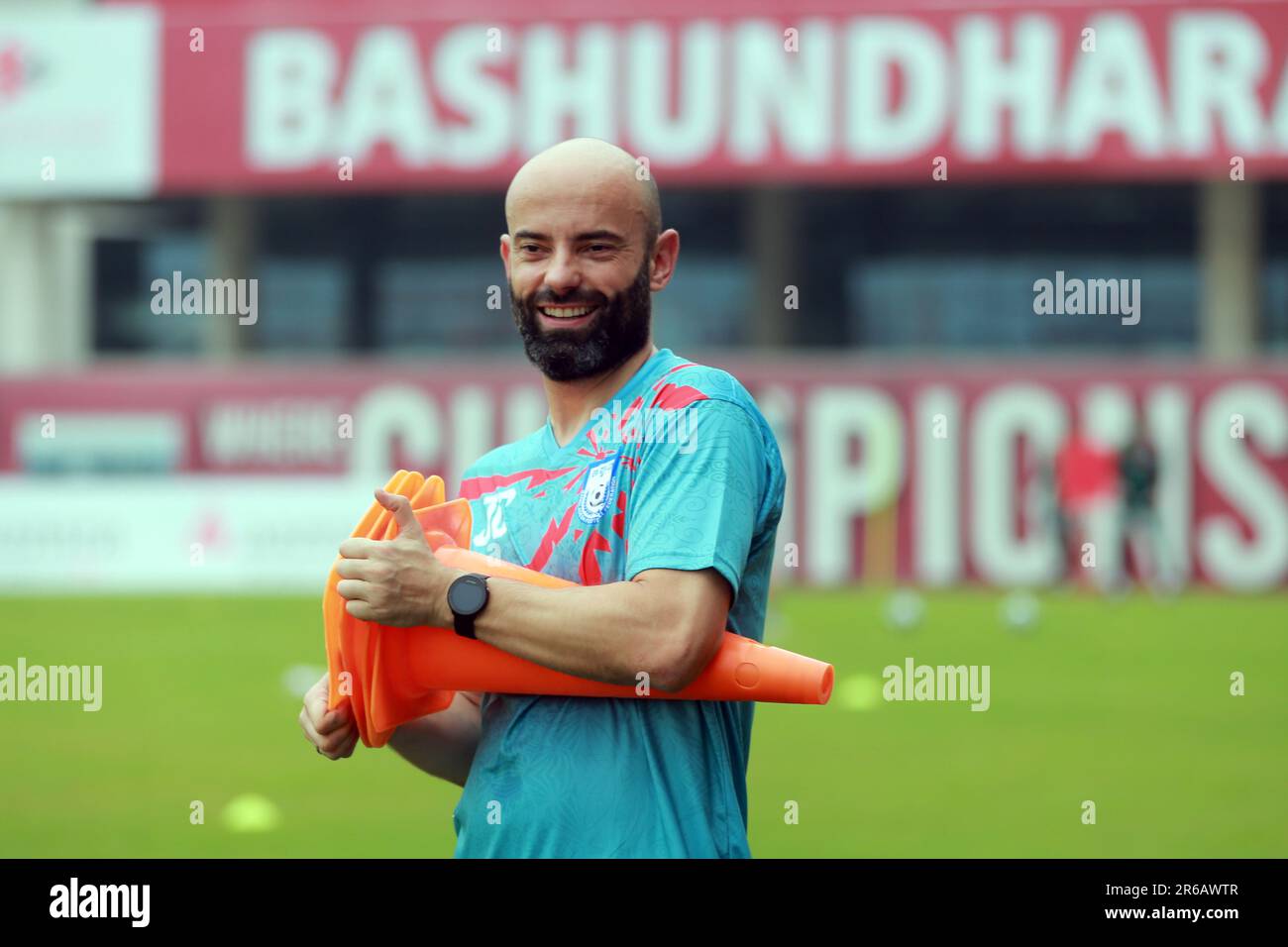 Cheftrainer Javier Fernández Cabrera, während Spieler der Bangladesh National Football Team an einer Trainingseinheit in der Bashundhara Kings Sports Arena in Bashundh teilnehmen Stockfoto