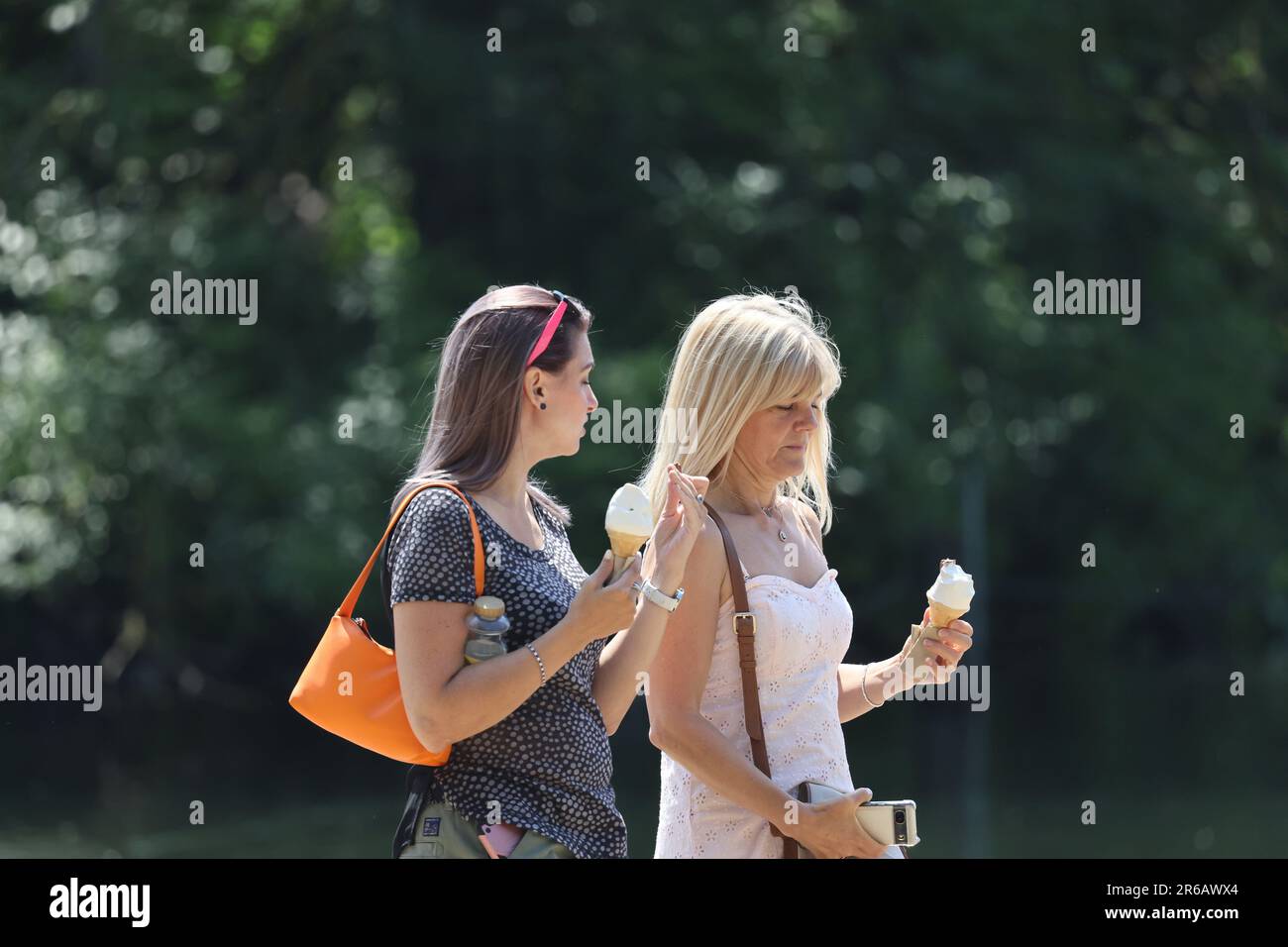 London, Großbritannien. 08. Juni 2023. Am warmen Frühlingstag entspannen sich die Gäste in der Mittagssonne im Hyde Park im Zentrum von London. Es gibt eine Wetterwarnung , bei der die Temperaturen über das Wochenende deutlich ansteigen werden . Foto: Ben Cawthra/Sipa USA Kredit: SIPA USA/Alamy Live News Stockfoto