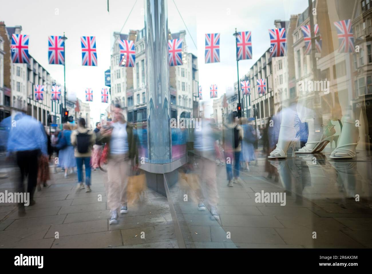 London-Motion verschwimmerte anonyme Personen in der Oxford Street, Londons berühmtem Einkaufsviertel Stockfoto