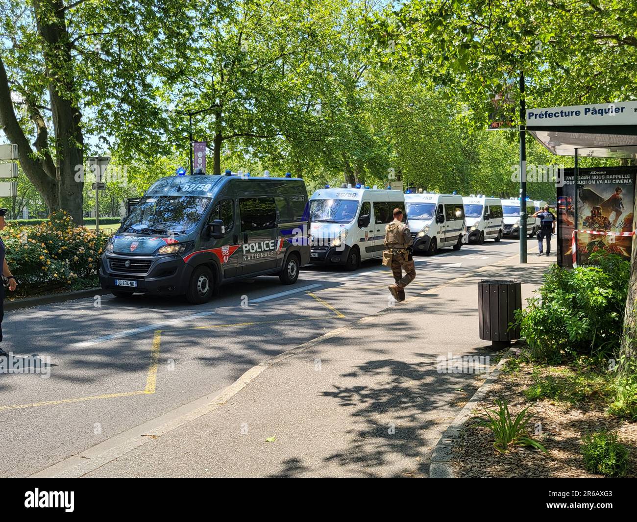 Annecy, Frankreich. 08. Juni 2023. Vier Kinder und ein Erwachsener wurden am 8. Juni 2023 bei einem Messerangriff in der malerischen Stadt Annecy in den französischen Alpen verletzt. Mindestens drei der Opfer befinden sich in einem kritischen Zustand im Krankenhaus. Mit etwa 9,45am Jahren betrat ein Mann, der mit einem Messer bewaffnet war, einen Kinderspielplatz in der Nähe des berühmten Sees der Stadt und griff eine Gruppe von Kindern im Alter von etwa drei Jahren an, während sie spielten. Der Verdächtige, ein Asylbewerber aus Syrien, wurde verhaftet, aber der Grund dafür ist nicht bekannt. Foto von Pierre Thomas/ABACAPRESS.COM Kredit: Abaca Press/Alamy Live News Stockfoto