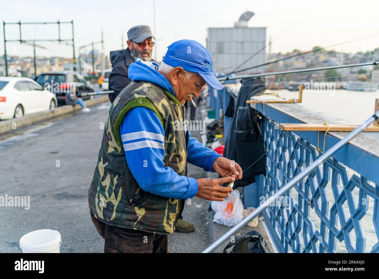 Istanbul, Türkei - 10. Mai 2023: Fischer werden mit ihrer Angelrute über der berühmten Galata-Brücke am Bosporus beim Fischen gesehen. Szene des täglichen Lebens Stockfoto