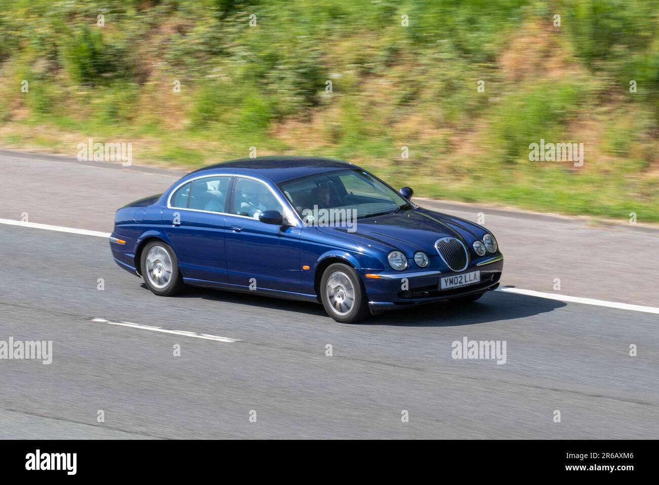 2002 Blauer Jaguar S-Type V6, Car Limousine mit Benzinmotor 2496 cm3; Fahrt mit hoher Geschwindigkeit auf der Autobahn M6 im Großraum Manchester, Großbritannien Stockfoto