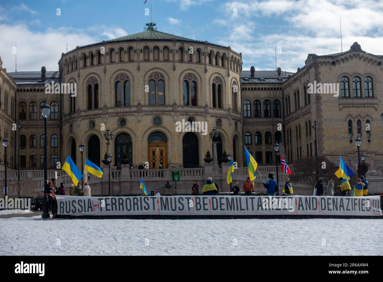 Protest gegen den russischen Krieg gegen die ukraine außerhalb des norwegischen parlaments Stockfoto