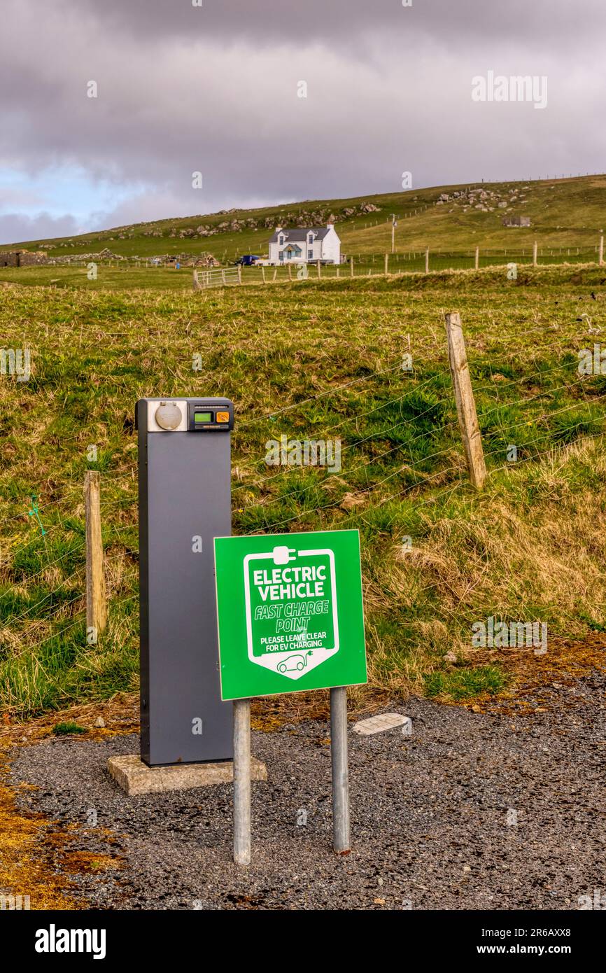 Eine Schnellladestation für Elektrofahrzeuge bei Houbie auf Fetlar, Shetland. Stockfoto