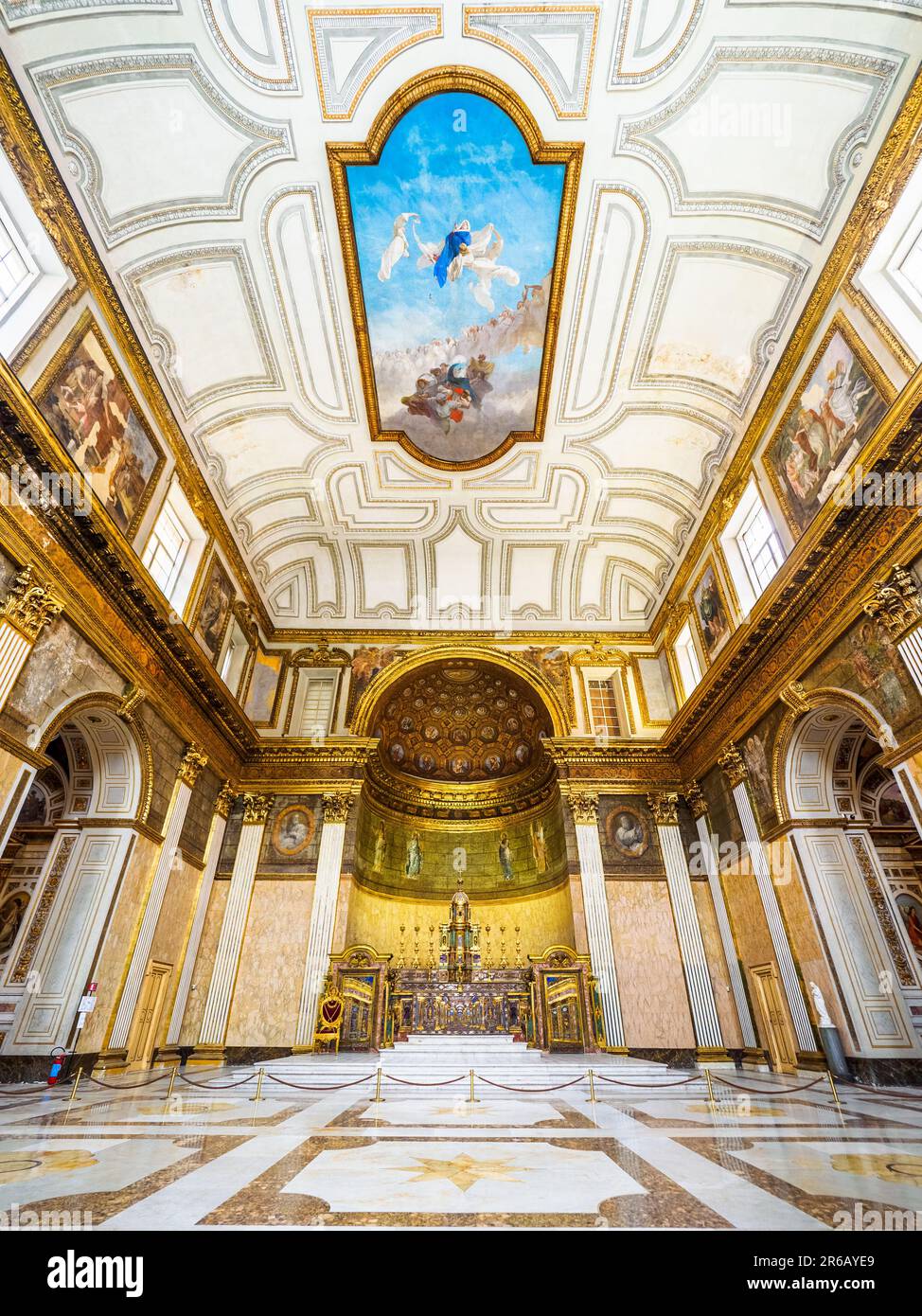 Zentrales Schiff der Königlichen Kapelle, gewidmet der Mariä Himmelfahrt - Königlicher Palast von Neapel, der 1734 zur königlichen Residenz der Bourbons wurde - Neapel, Italien Stockfoto
