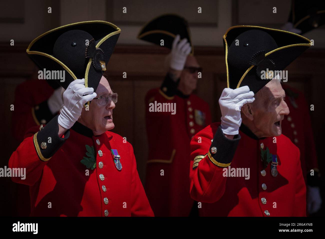 London, Großbritannien. 8. Juni 2023 Royal Hospital Chelsea Gründertag, auch bekannt als Oak Apple Day. Am 29. Mai, dem Geburtstag Karls II. Und dem Datum seiner Restaurierung als König 1660. Der Verweis auf die Eiche erinnert an die Flucht des zukünftigen Königs Karl II. Nach der Schlacht von Worcester (1651), als er sich in einer Eiche versteckte, um eine Gefangennahme durch die Parlamentsstreitkräfte zu vermeiden. Die Rentner von Chelsea tragen symbolische Eichenblätter auf ihren berühmten scharlachroten Uniformen. Kredit: Guy Corbishley/Alamy Live News Stockfoto