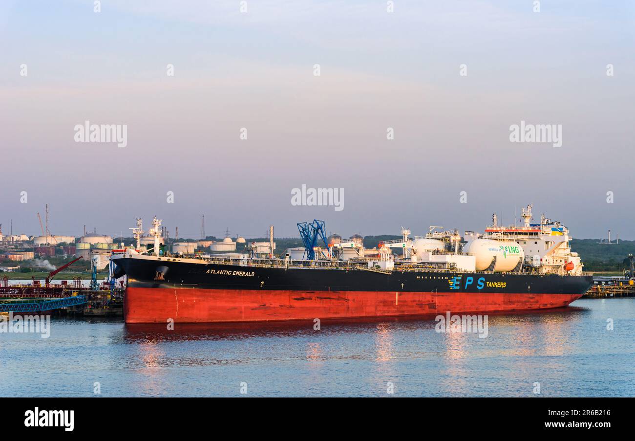 Sonnenaufgang über Gasschiffen und Esso Oil Terminal, Southampton, Hampshire, England Stockfoto