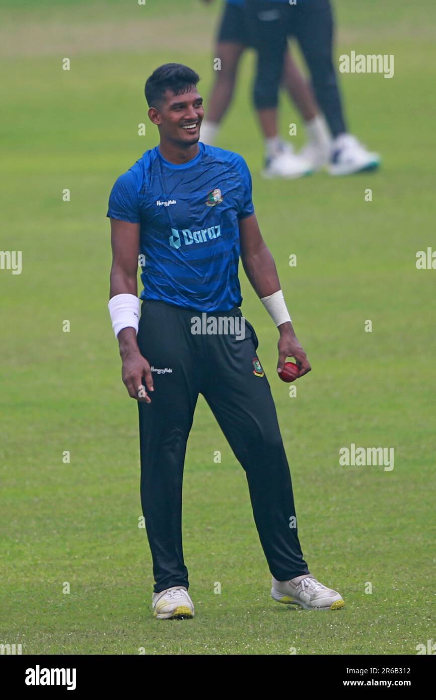 Ungekapselter Schnellbowler Mohammad Musfik Hasan nimmt an Übungseinheiten im Sher-e-Bangla National Cricket Stadium, Mirpur, Dhaka, Bangladesch Teil Stockfoto