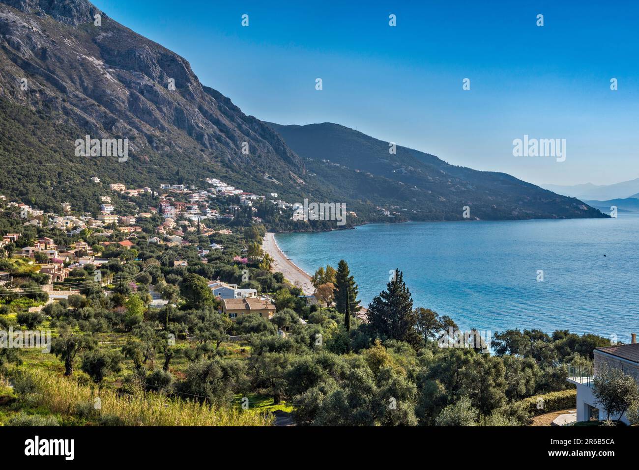 Mount Pantokrator Massiv über dem Ionischen Meer, Barbati Strand, Dorf Barbati, Insel Korfu, Griechenland Stockfoto