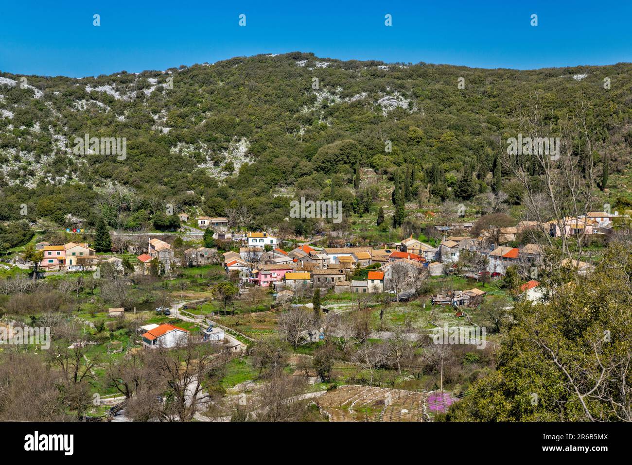 Dorf Petaleia, Blick von der Straße zum Gipfel des Pantokrator, Korfu Insel, Griechenland Stockfoto