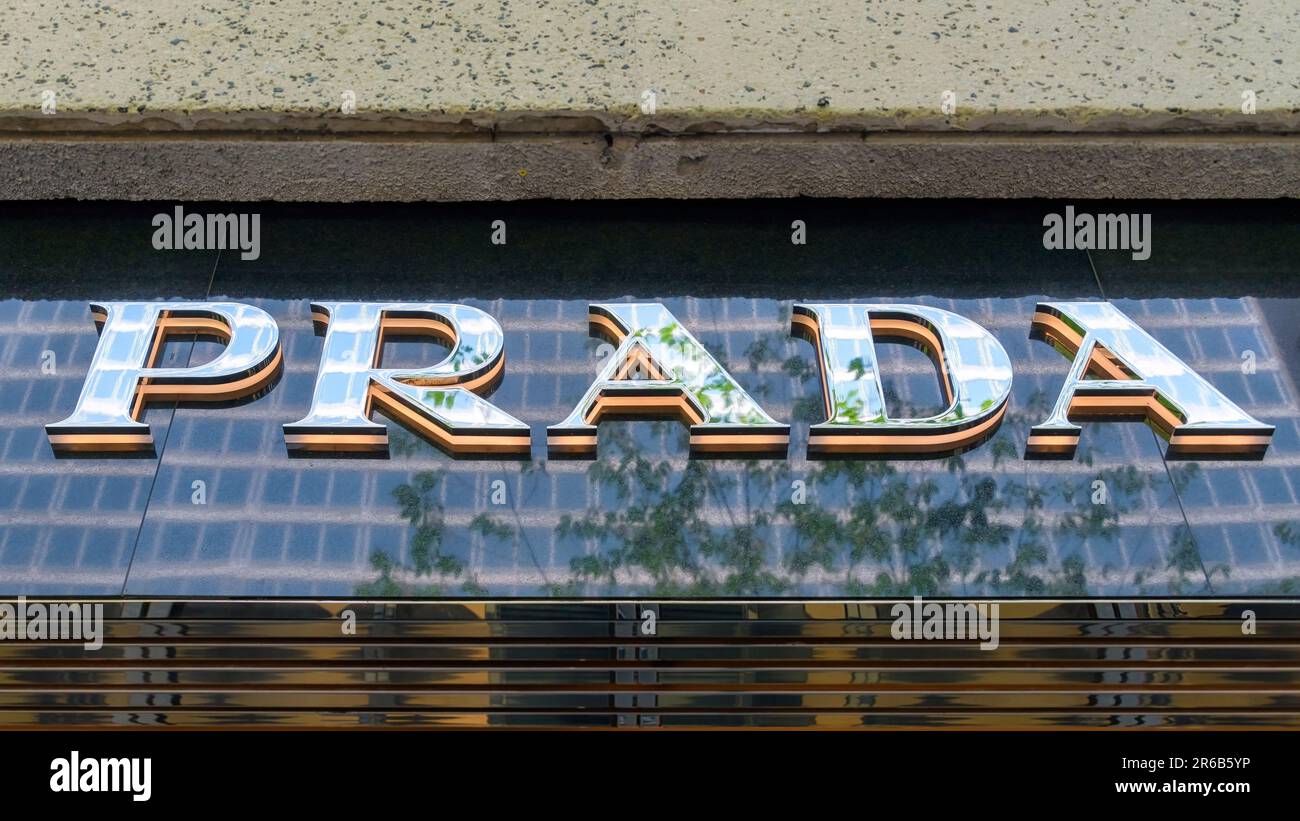 Toronto, Kanada - 4. Juni 2023: Prada-Logo und -Schild auf einem Gebäude. Es sind keine Leute am Tatort. Stockfoto