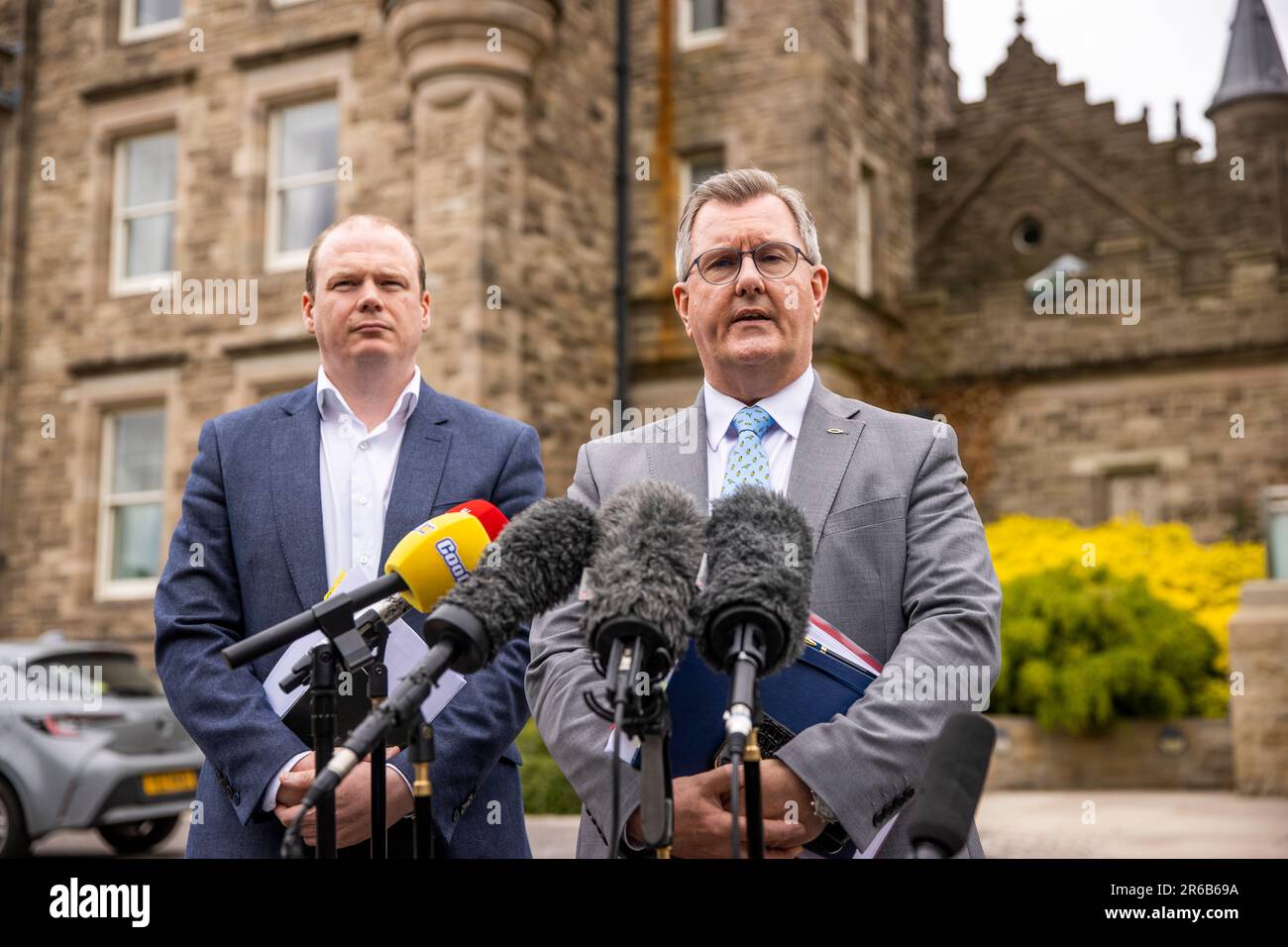 DUPLeiter Sir Jeffery Donaldson (rechts) mit Parteikollegen Gordon