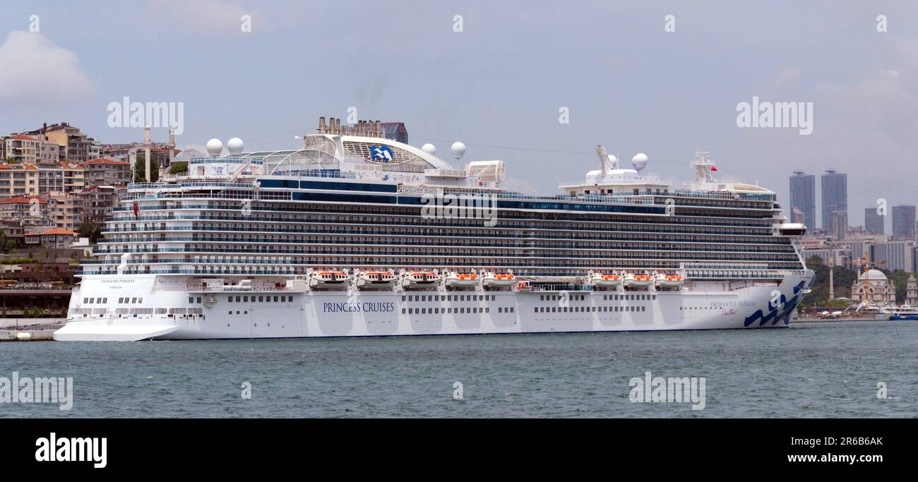 Das Kreuzfahrtschiff „Enchanted Princess“ lag am Pier in Istanbul, Türkei, der Republik Türkiye. Stockfoto