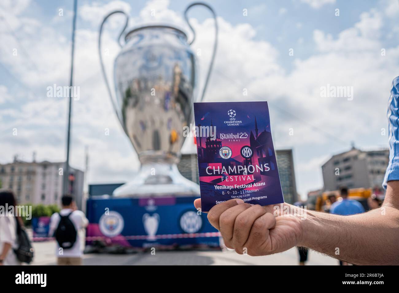 Ankara, Türkei. 08. Juni 2023. Ein Modell der UEFA Champions League 2023 auf dem Taksim-Platz. Manchester City und Inter Atatürk treffen sich im Olympiastadion im Endspiel, das insgesamt zum 68. Mal stattfindet und den Sieger der UEFA Champions League-Saison 2022-23 bestimmt. Im Rahmen der organisierten Veranstaltungen wurden auf Taksim, dem beliebtesten Platz von Istanbul, ein riesiger Champions League Cup und ein Modell des Fußballballs gezeigt, der für das speziell entworfene Spiel verwendet werden sollte. Kredit: SOPA Images Limited/Alamy Live News Stockfoto