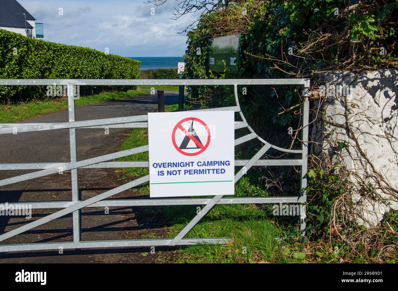 Helens Bay, County Down, Nordirland, März 14 2023 - kein Campingschild am Iron Gate Stockfoto
