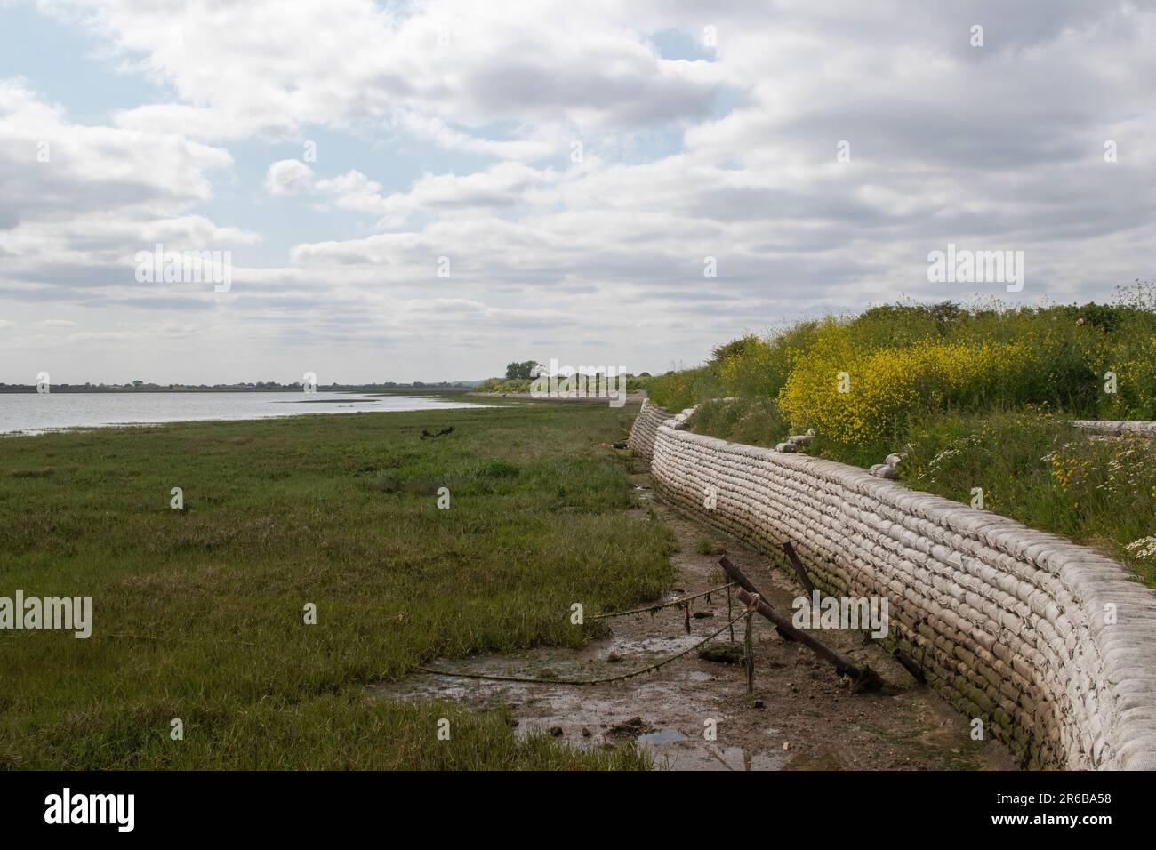 Sea Wall, aus Sandsäcken auf Two Tree Island, Essex, England, Vereinigtes Königreich Stockfoto