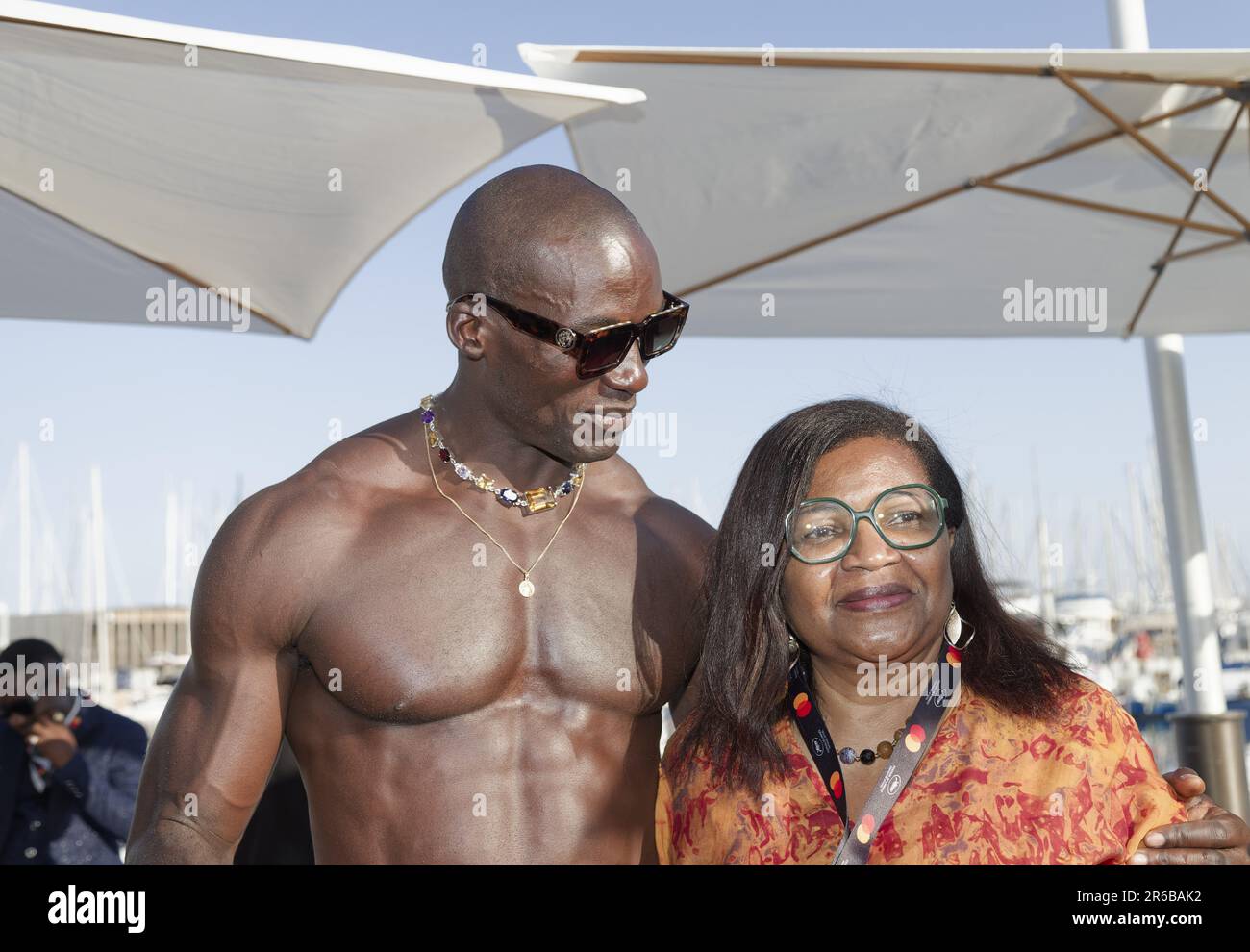 Cannes, Frankreich, 25. Mai 2023. Takam Alain Giresse und Karine Barclais nehmen an einem Cocktail-Empfang Teil, der von der Botschaft Nigerias in Frankreich in Cannes, Frankreich, veranstaltet wird Stockfoto