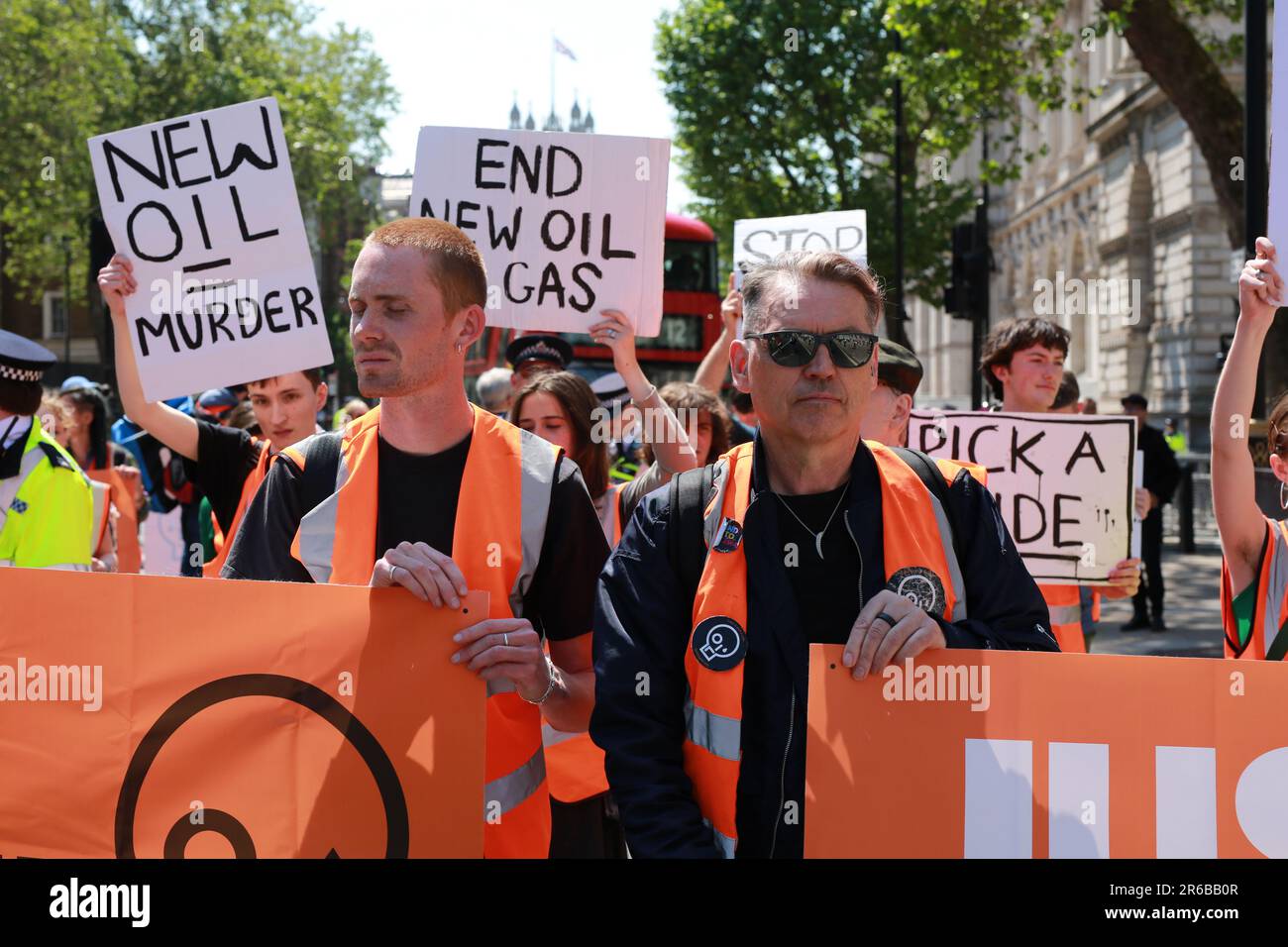 London, Großbritannien. 08. Juni 2023 Dale Vince und George Monbiot haben sich dem just Stop Oil marsch durch das Zentrum von London angeschlossen. Just Stop Oil-Anhänger protestieren, während sie ihren langsamen marsch vom Parliament Square zum Trafalgar Square fortsetzen und ein Ende aller neuen Öl-, Gas- und Kohleprojekte im Vereinigten Königreich fordern. Kredit: Waldemar Sikora/Alamy Live News Stockfoto