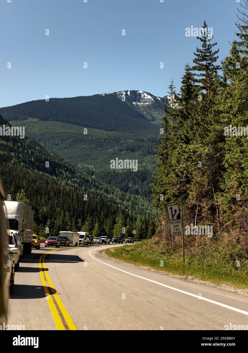 Der Trans Canada Highway, der durch die Rocky Mountains in British Columbia, Kanada führt. Stockfoto