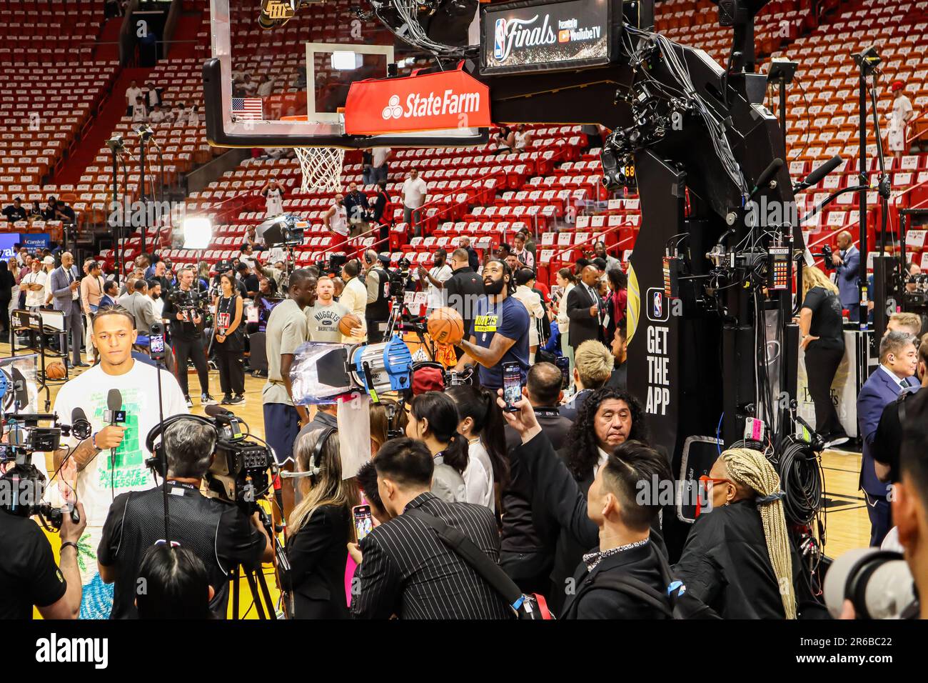 Deandre Jordan von Denver Nuggets während der Warm-ups vor Spiel 3 der NBA-Finals 2023 zwischen Denver Nuggets und Miami Heat Stockfoto