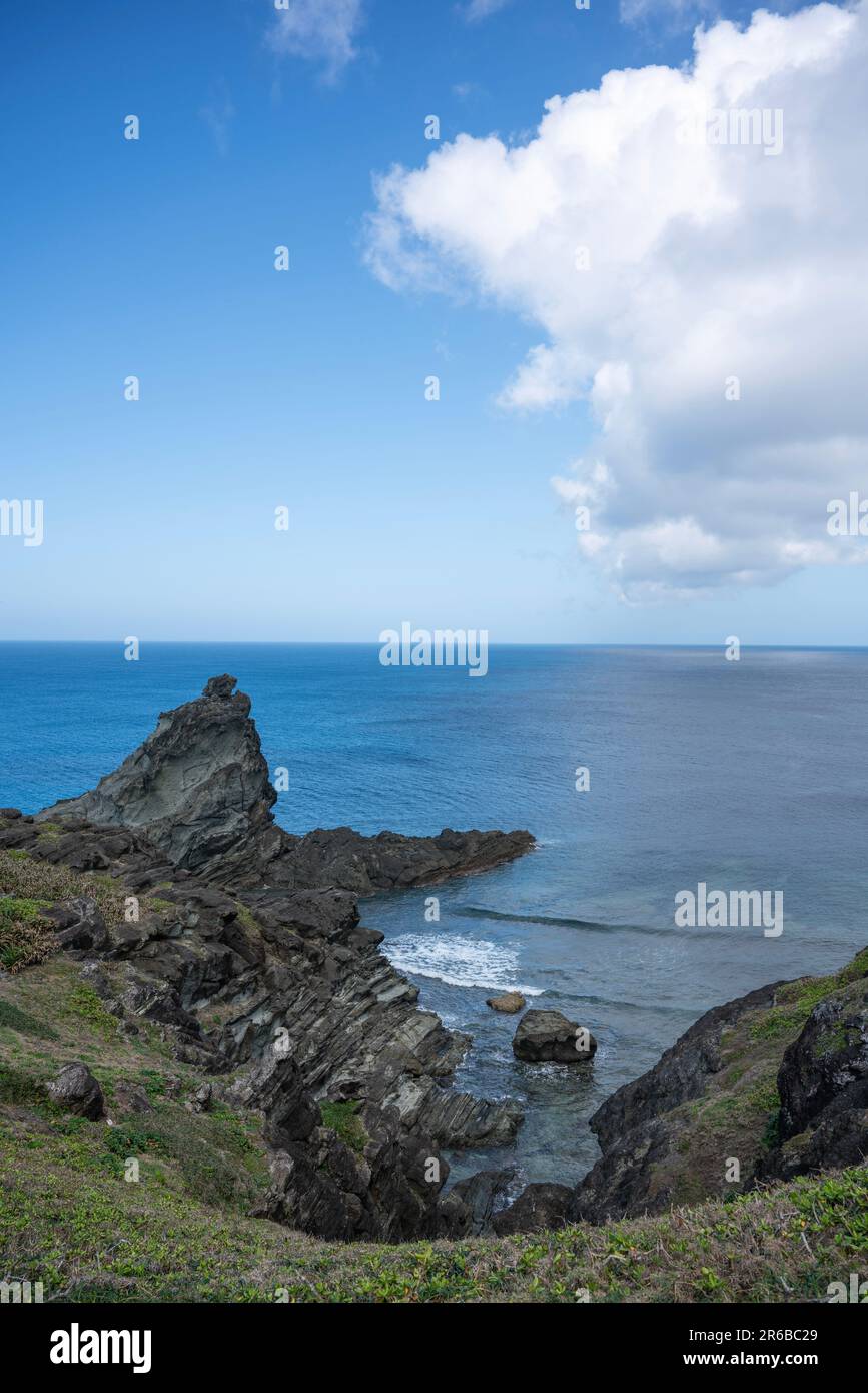 Blick auf das Meer und die Klippen und Felsen. Sie sind natürlich geformt und zeigen die Schönheit der Naturkunst. Stockfoto