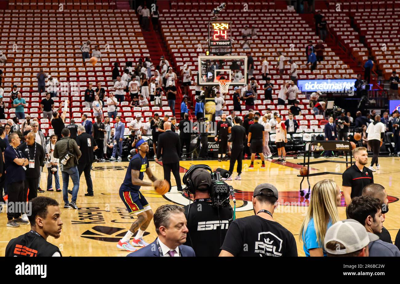 Kentavious Caldwell-Pope von Denver Nuggets während der Warm-ups vor Spiel 3 der NBA-Finals 2023 zwischen Denver Nuggets und Miami Heat Stockfoto