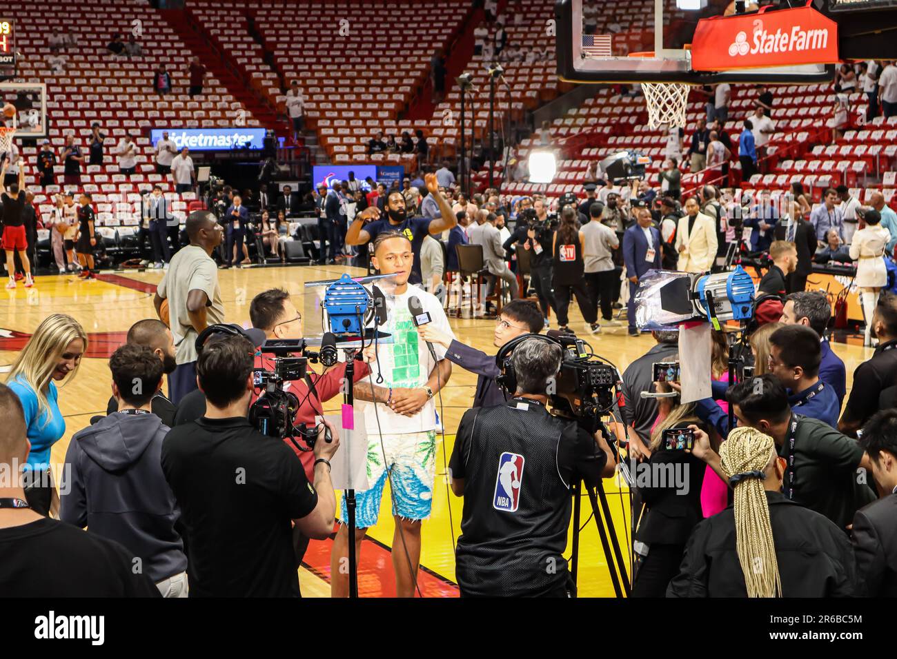 Paolo Banchero von Orlando Magic gibt vor Spiel 3 der NBA-Finals 2023 ein Interview zwischen Denver Nuggets und Miami Heat im Kaseya Center Stockfoto