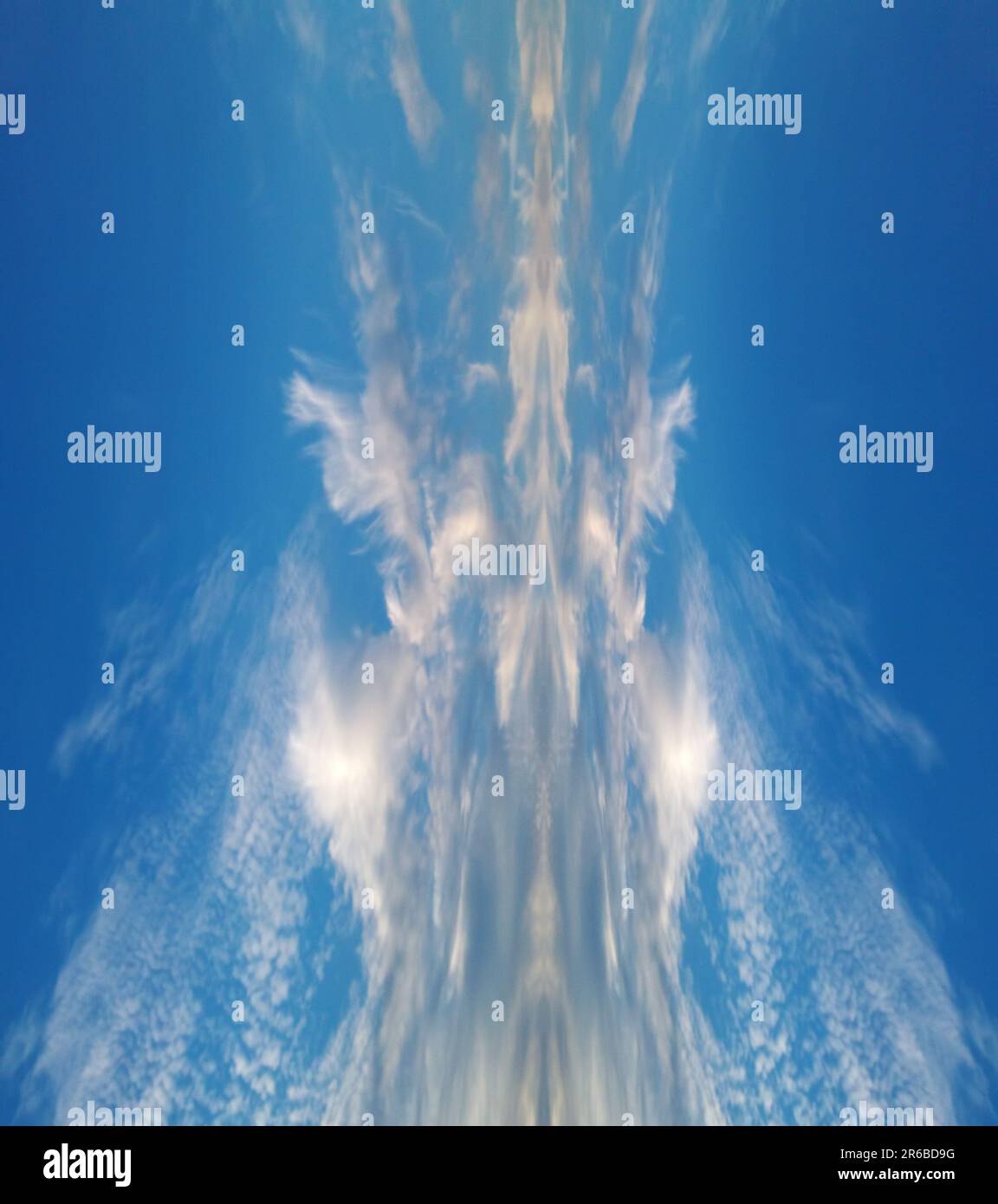 Abstrakte Wolkenformationen, Himmel und Wolken, gespiegelt, Rorschach visuelle Abstraktionen, Bild von Wolken am Himmel mit Himmelshintergrund Stockfoto