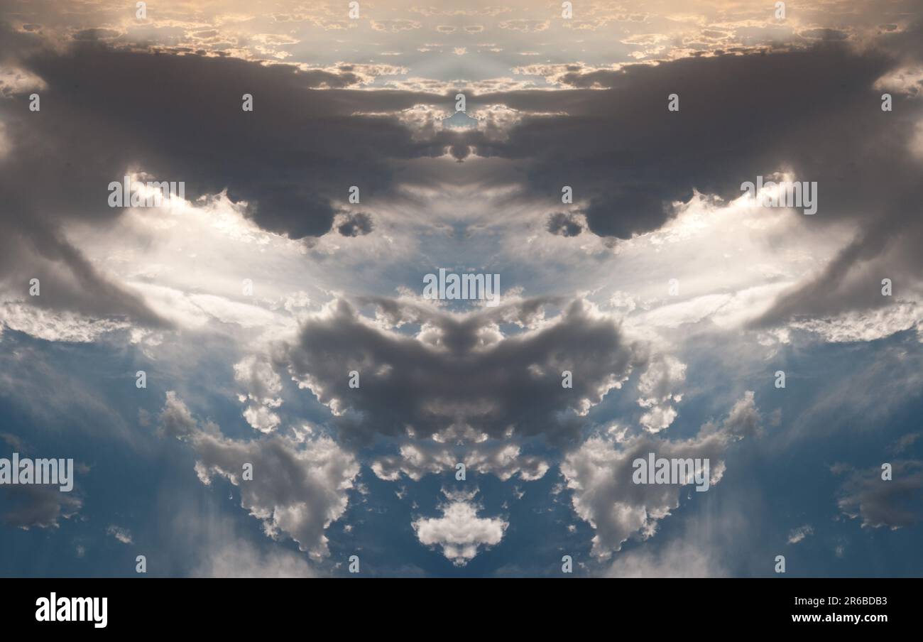 Gesicht. Abstrakte Wolkenformationen, Himmel und Wolken, gespiegelt, Rorschach visuelle Abstraktionen, Bild von Wolken am Himmel mit Himmelshintergrund Stockfoto