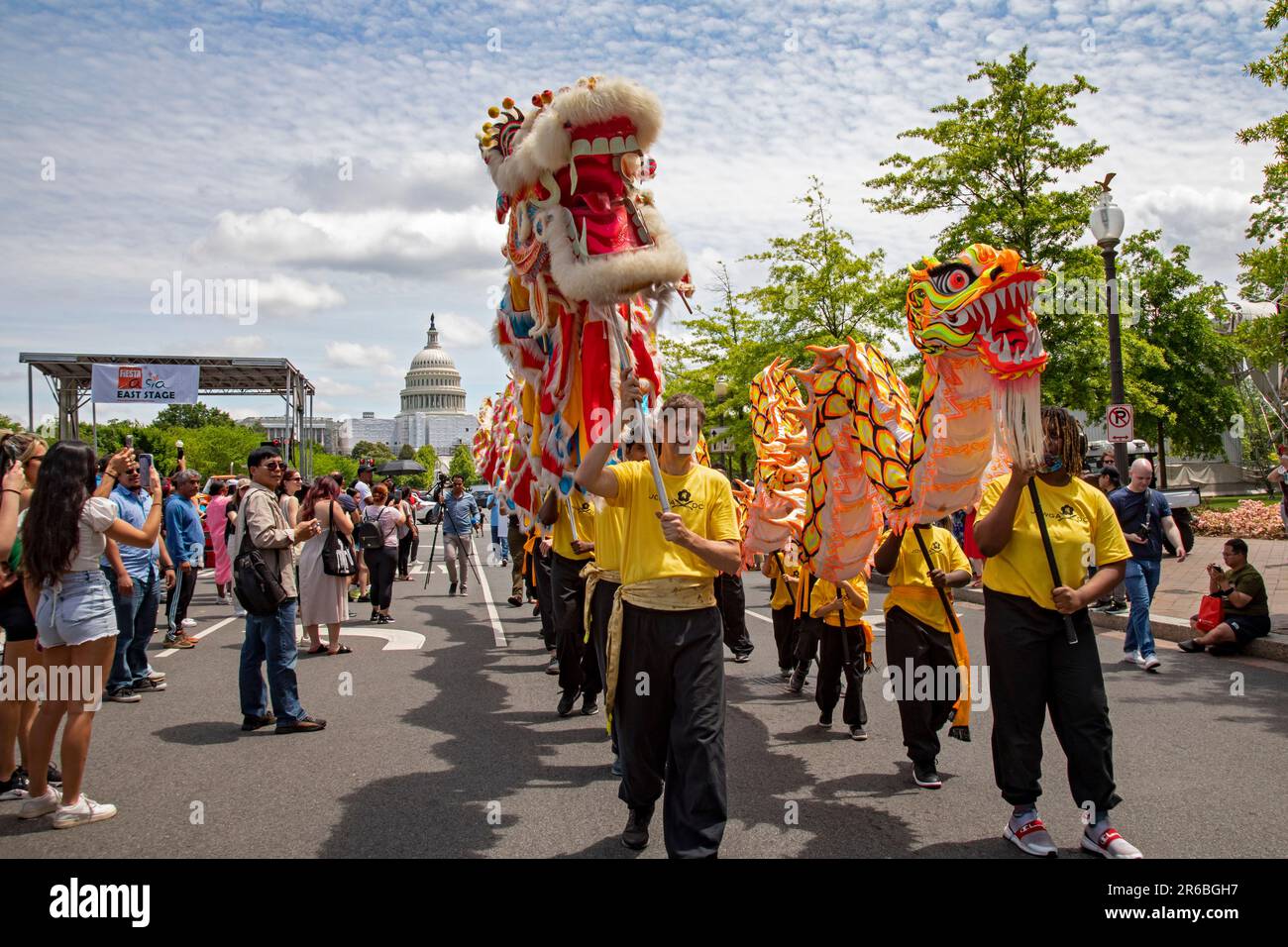 Washington, DC - Drachen tanzen auf der Fiesta Asia Street Fair. Das jährliche Festival bietet Unterhaltung und Speisen aus mehr als 20 panasiatischen Kulturen Stockfoto