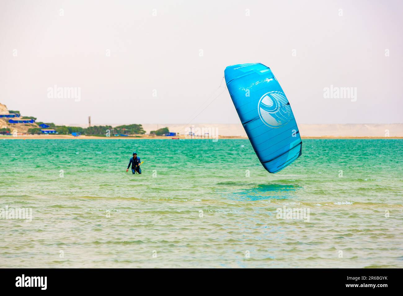 Dakhla, Marokko - 22. Juni 2022 : Menschen, die Kitesurf am Strand von Dakhla im Süden Marokkos praktizieren Stockfoto