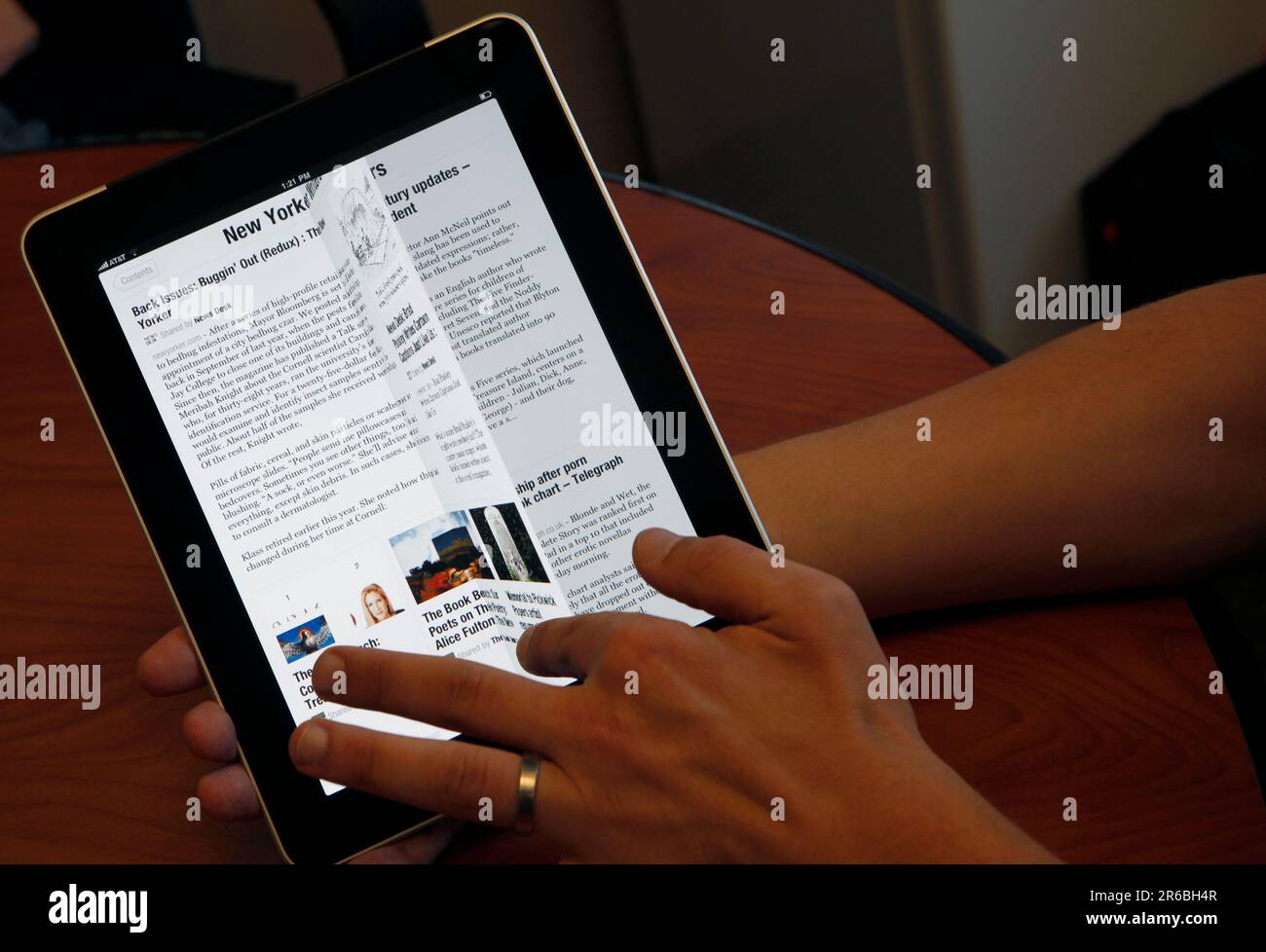 Evan Doll, co-founder and creator of the Flipboard iPad app, demonstrates its features in San Francisco, Calif., on Wednesday, July 28, 2010. Flipboard is quickly becoming one of the hottest apps downloaded for the iPad. (Paul Chinn/San Francisco Chronicle via AP) Stockfoto
