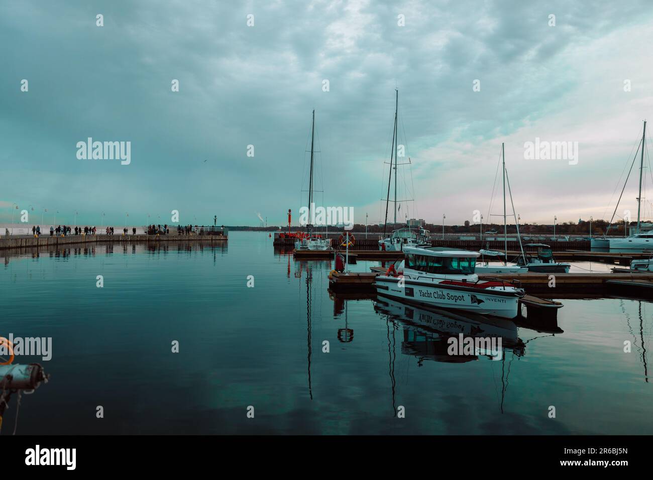 Atemberaubender Blick auf Boote und Yachten, die in Sopot, Polen, parken Stockfoto