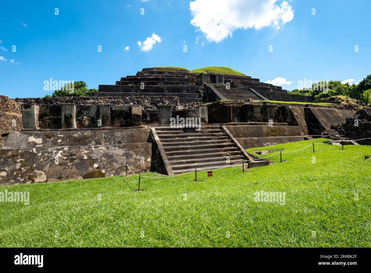 Die imposante historische Maya-Pyramide in Tazumal, ein wichtiges historisches Handelszentrum für die Maya mit Gräbern und mehreren Pyramiden Stockfoto