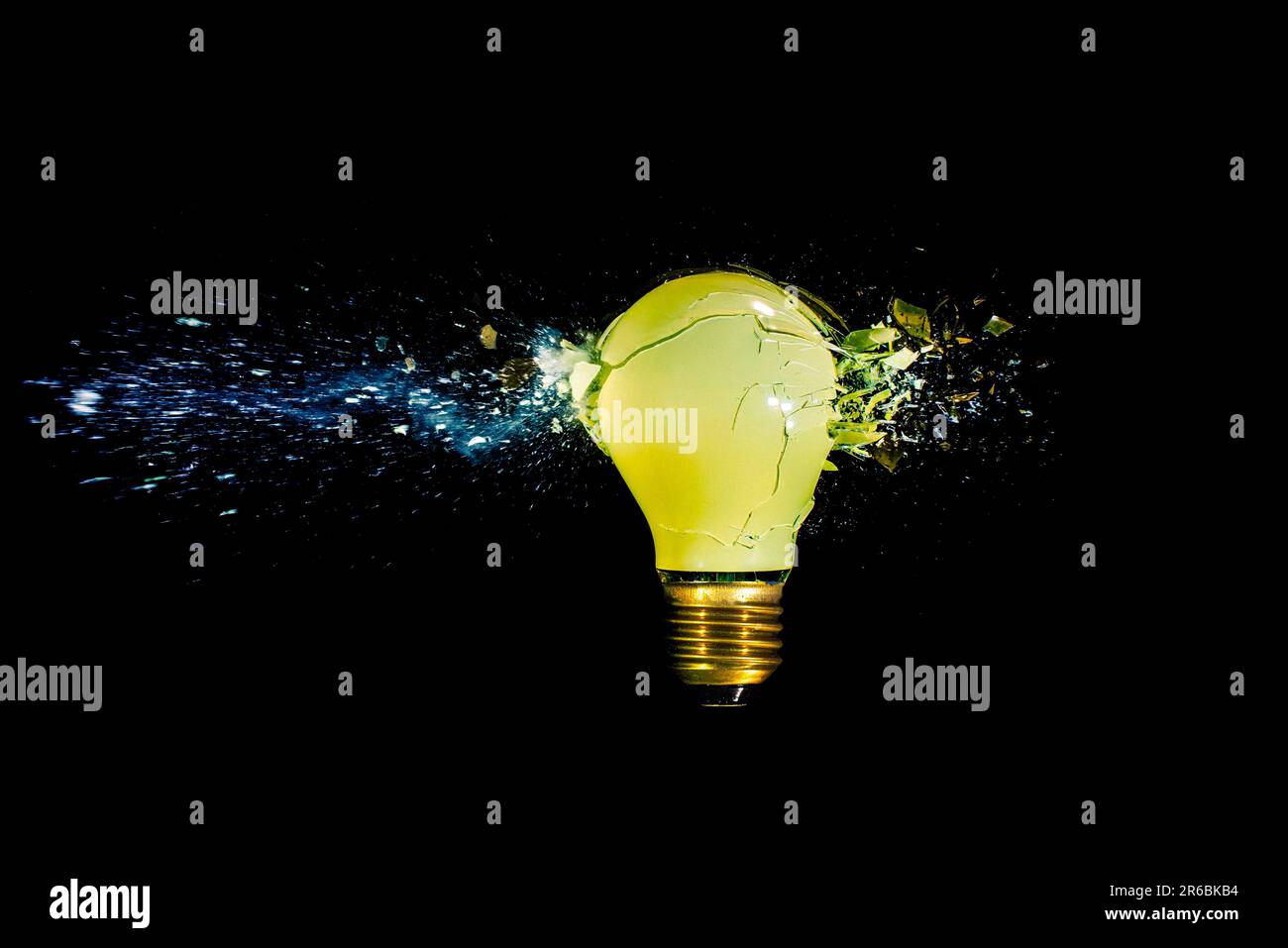 Einfluss auf eine herkömmliche gelbe Glühlampe, Hochgeschwindigkeitsfotografie Stockfoto
