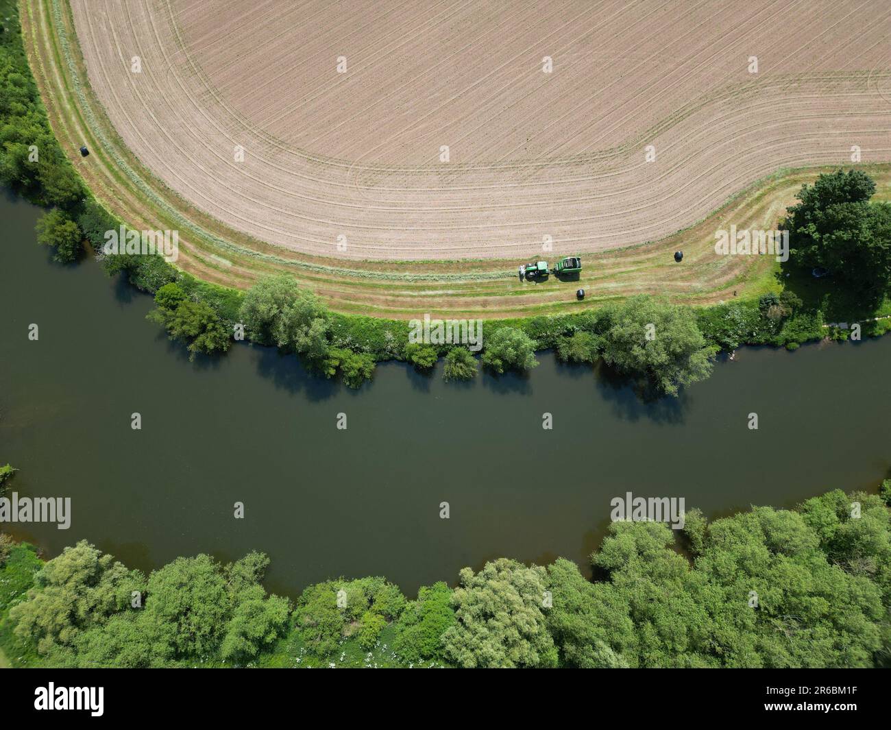 Luftaufnahme eines landwirtschaftlichen Traktors, der in der Nähe des Flusses Wye im ländlichen Herefordshire arbeitet, vom 2023. Juni Stockfoto