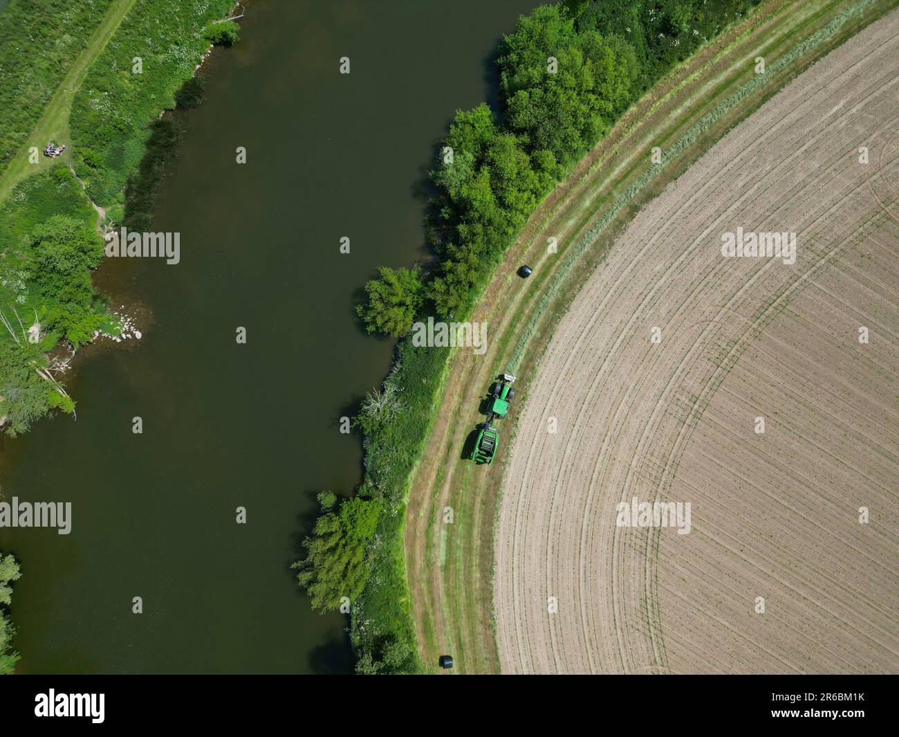 Luftaufnahme eines landwirtschaftlichen Traktors, der in der Nähe des Flusses Wye im ländlichen Herefordshire arbeitet, vom 2023. Juni Stockfoto