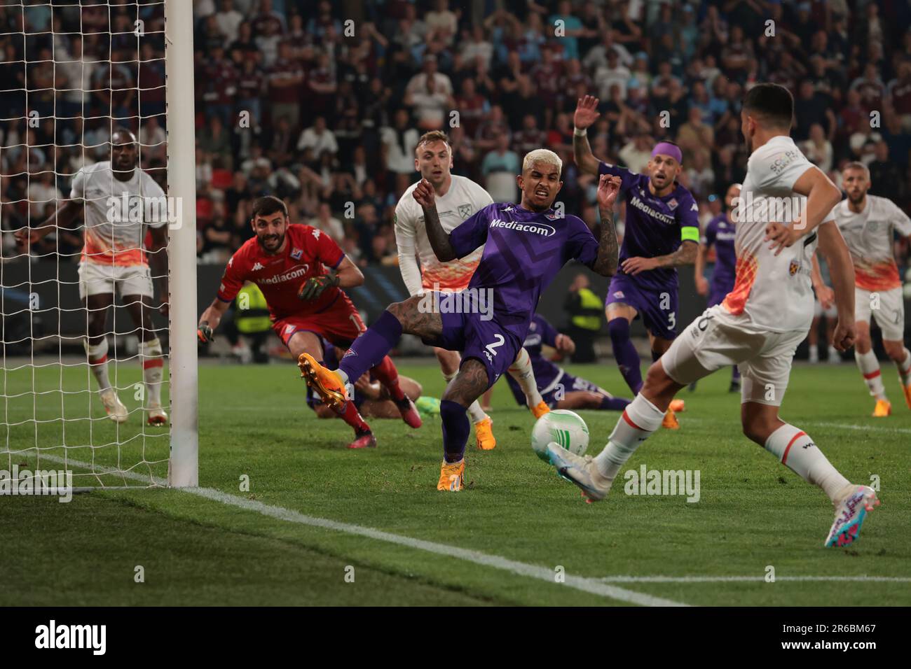Prag, Tschechische Republik. 7. Juni 2023. Pablo Fornais von West Ham United kreuzt den Ball, während Dodo und Pietro Terracciano von ACF Fiorentina versuchen, das Kreuz während des Spiels der UEFA Europa Conference League in der Eden Arena, Prag, zu blockieren. Der Bildausdruck sollte lauten: Jonathan Moscrop/Sportimage Credit: Sportimage Ltd/Alamy Live News Stockfoto