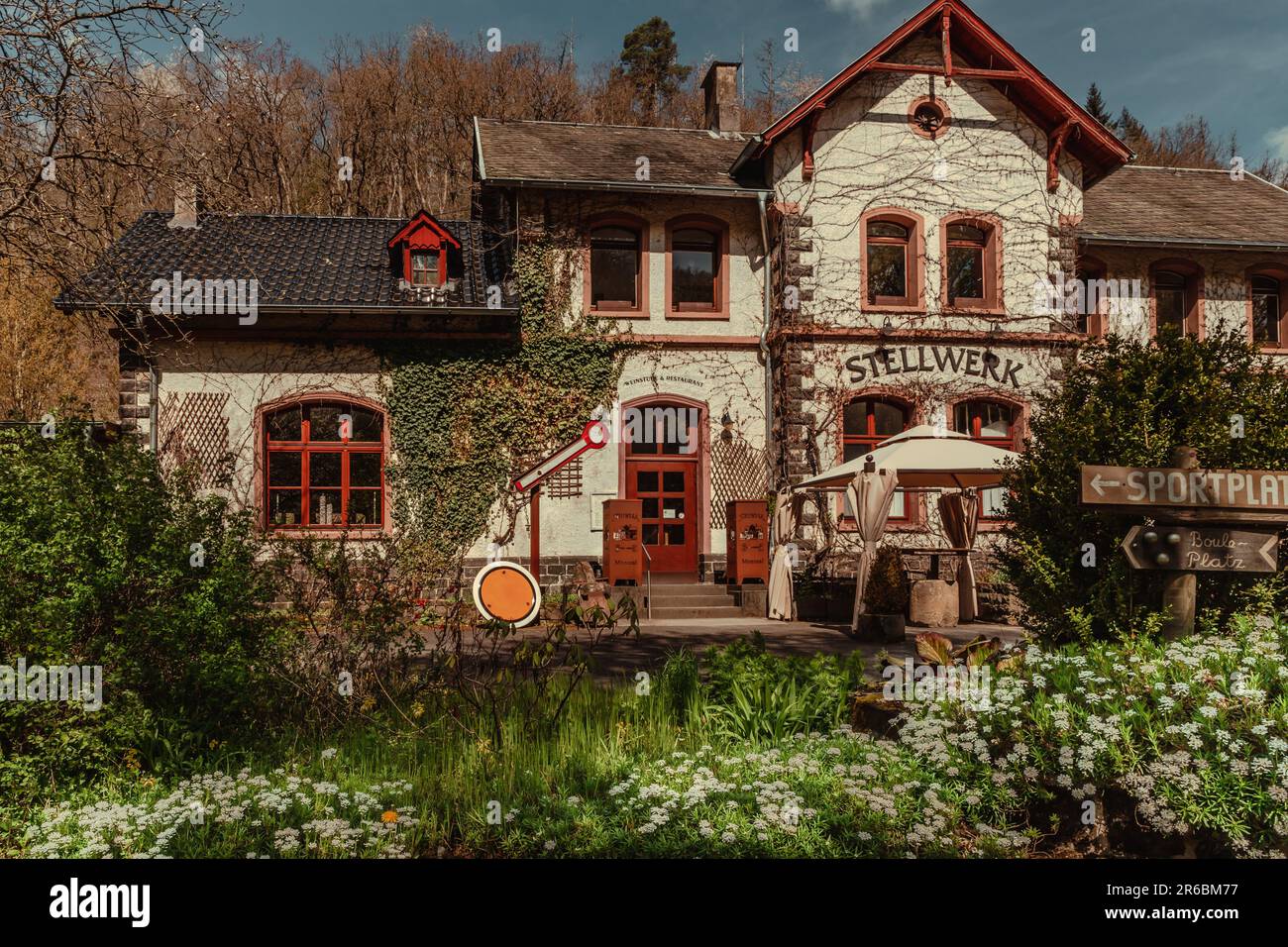 Außenansicht des alten Bahnhofsgebäudes im Village Monreal Stockfoto