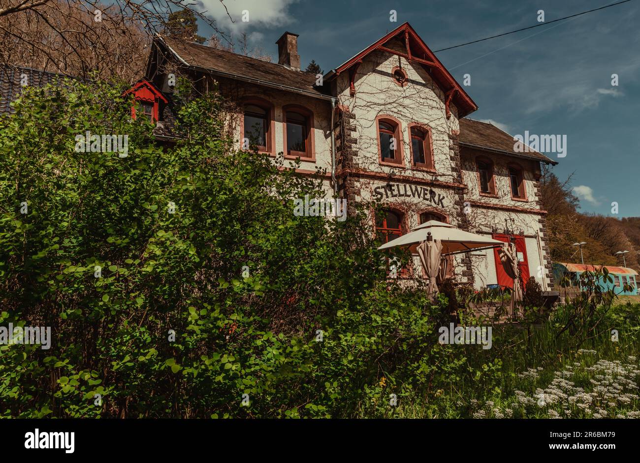 Außenansicht des alten Bahnhofsgebäudes im Village Monreal Stockfoto